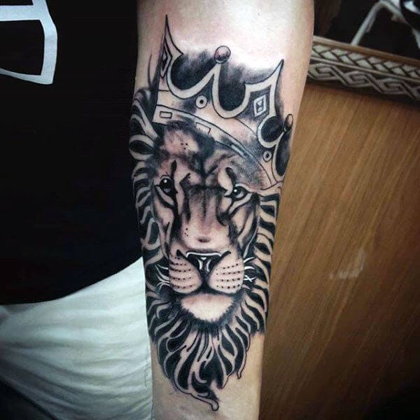 ideas y diseños de tatuajes de leones con corona 